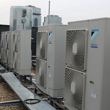 Монтаж канальних і настінних внутрішніх блоків VRV системи Daikin в два етапи